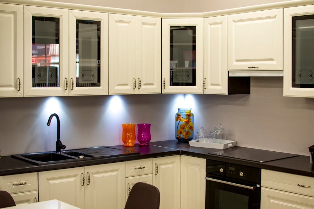 Cocina con armarios blancos lacados