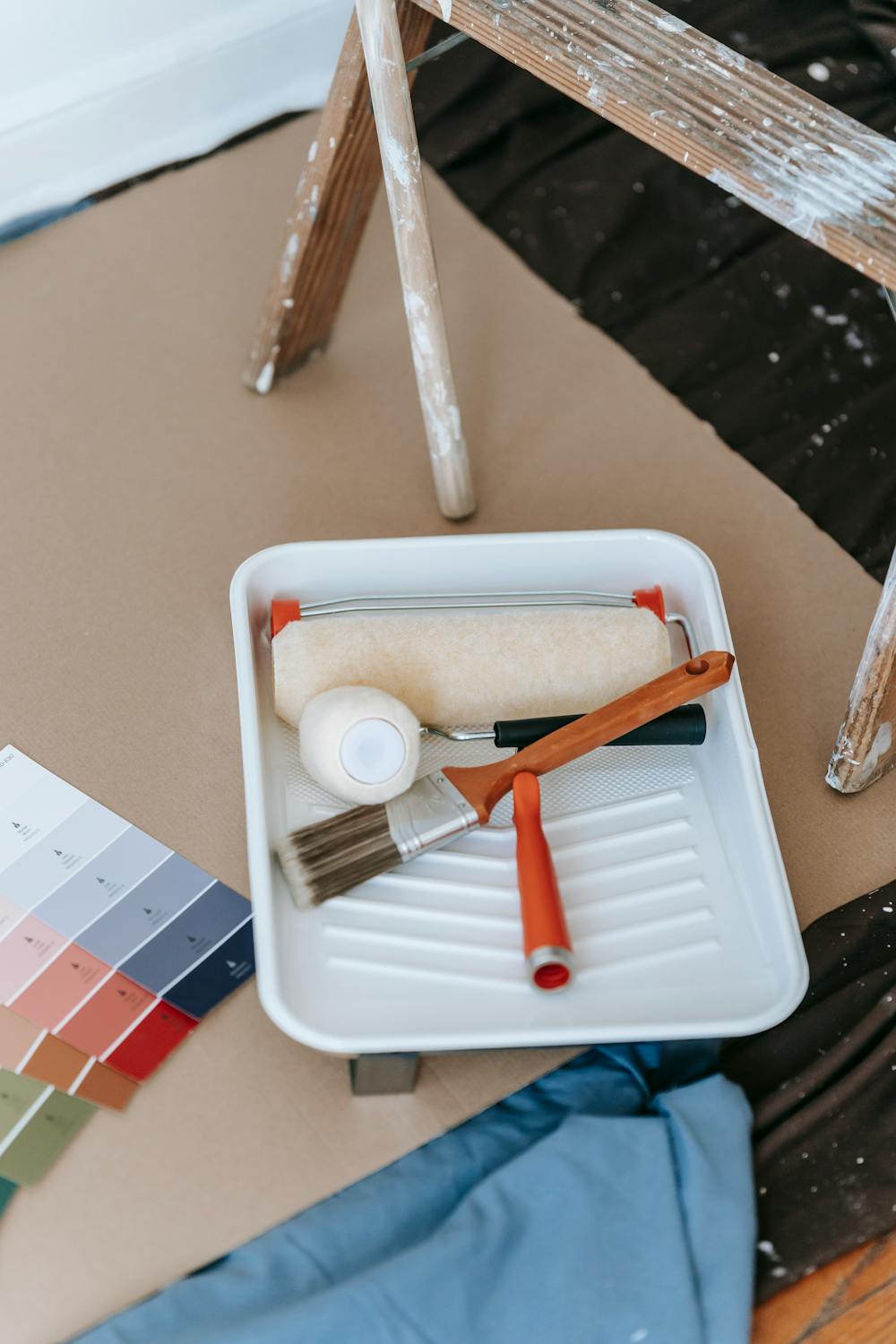 Catálogo de colores y herramientas de pintura
